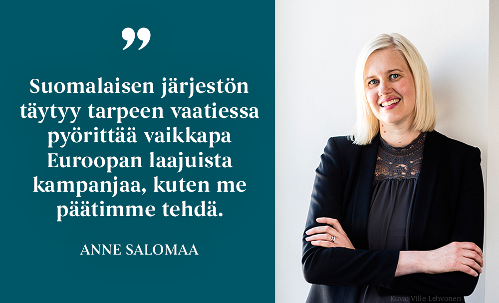 Sanaston toiminnanjohtaja Anne Salomaa. Kuvassa sitaatti: Suomalaisen järjestön täytyy tarpeen vaatiessa pyörittää vaikkapa Euroopan laajuista kampanjaa, kuten me päätimme tehdä".